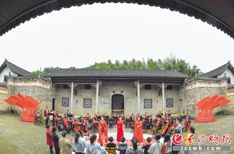 　　熟悉的《浏阳河》等红色经典旋律在浏阳锦绶堂响起，吸引了众多市民和游客前来围观。