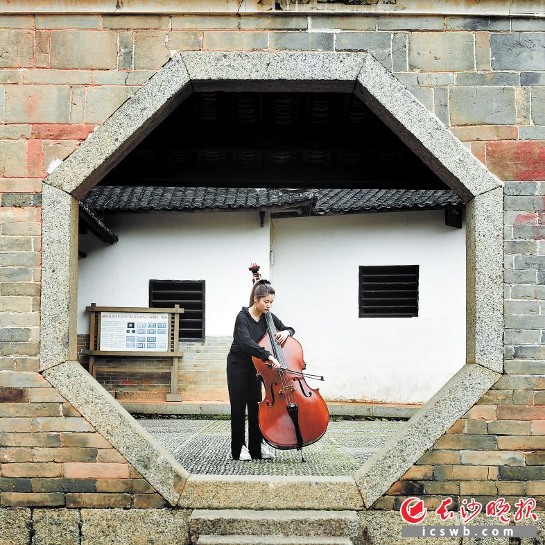 　　长沙交响乐团大提琴手陈琬婷在古色古香的锦绶堂里演奏《映山红》片段。