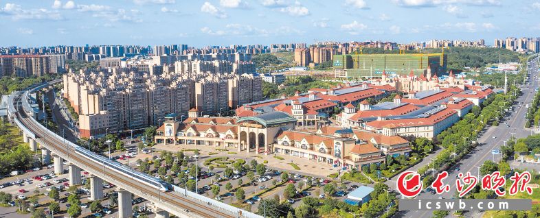　　城铁开启“公交化”运营，将促进长株潭都市圈发展，为三市市民工作生活带来更多便捷。长沙晚报全媒体记者 邹麟 摄