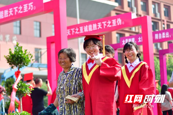 5月9日，湖南省娄底市双峰县曾国藩学校的成人礼上，学生与家长一起走过成人门。 (3)_副本.jpg