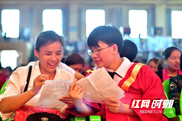 5月9日，双峰县曾国藩学校，学生与家长一起阅读互赠的家书。_副本.jpg