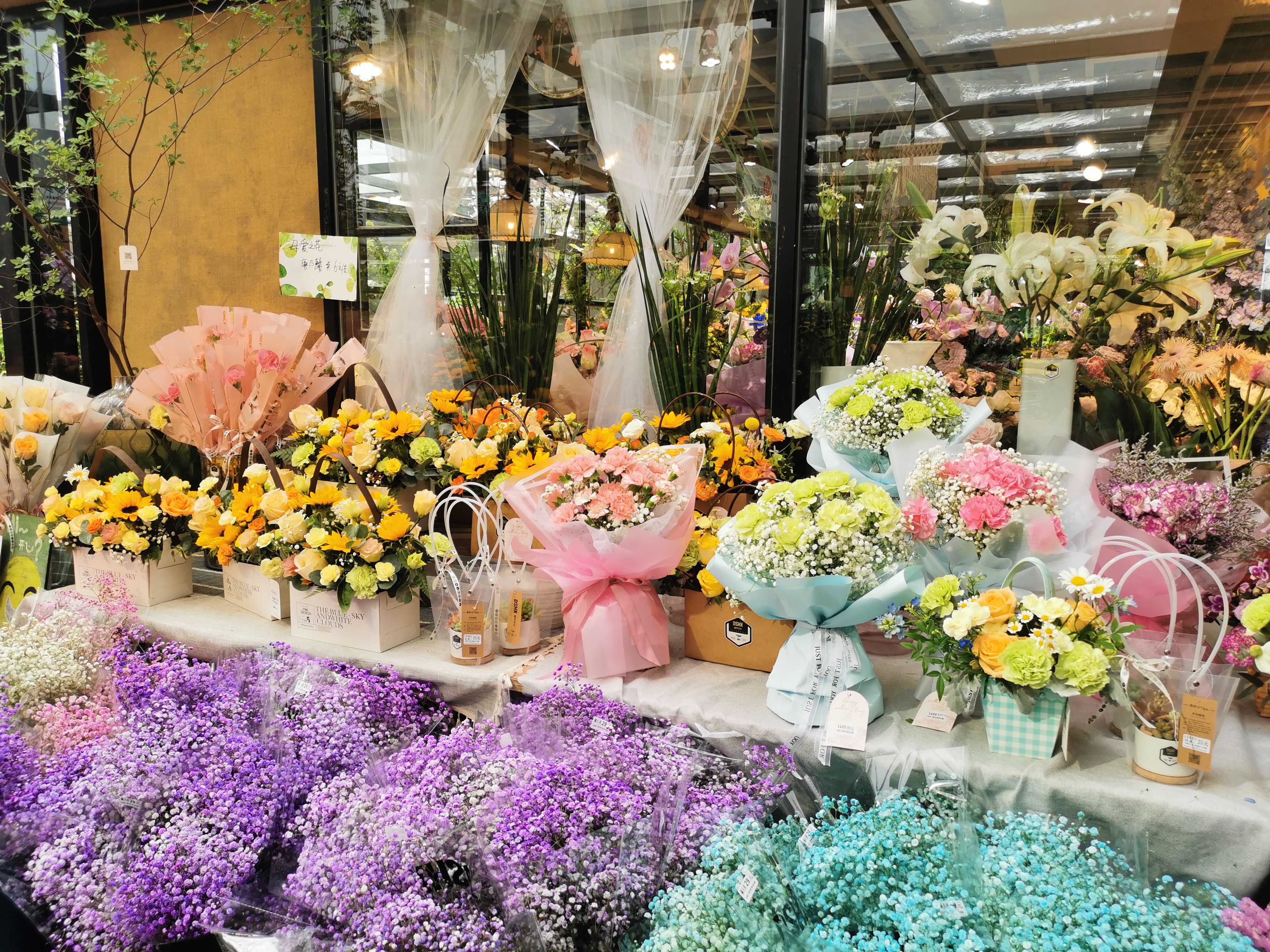 各种母亲节主题的鲜花摆放在花店里最显眼的位置。长沙晚报全媒体记者　刘捷萍 摄