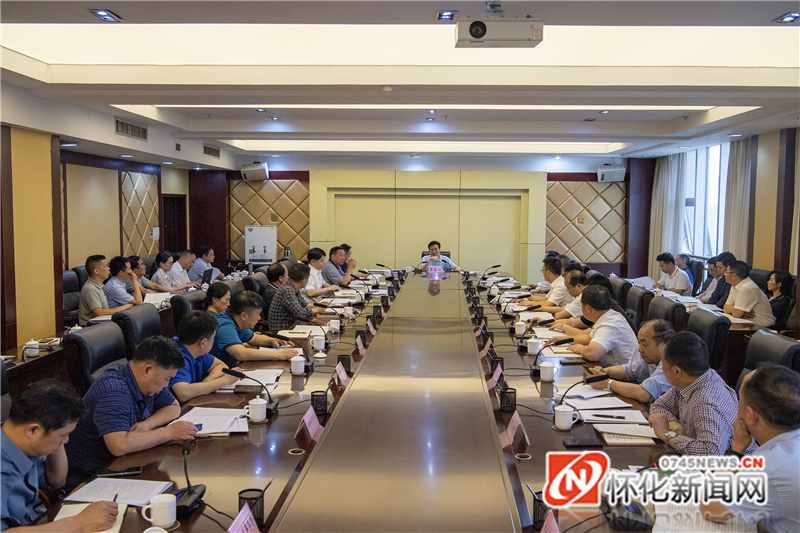 5月9日下午，市委副书记、代市长黎春秋专题调度城市环境整治工作。（本报记者 潘雨 摄）2