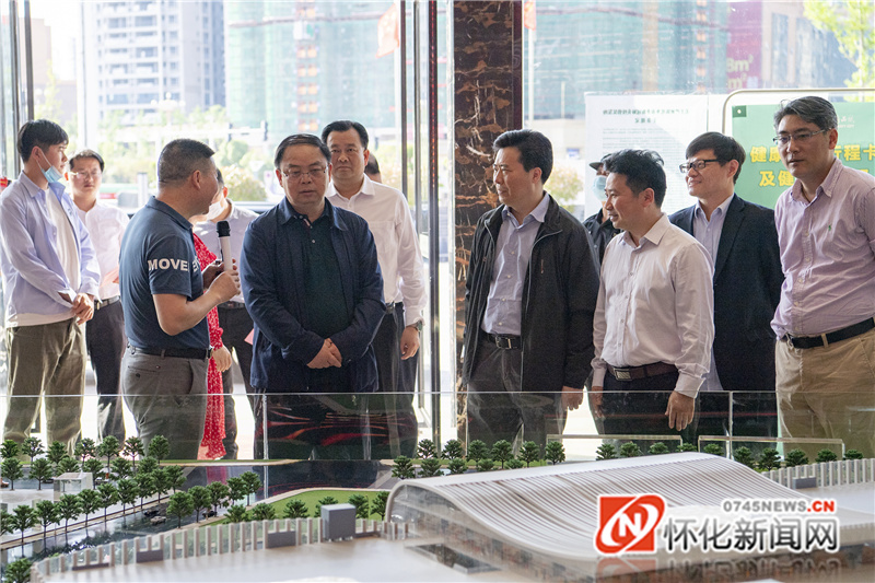 5月8日，国家发改委综合运输研究所所长汪鸣来怀调研国家物流枢纽建设。图为汪鸣在怀化义乌小商品城调研。