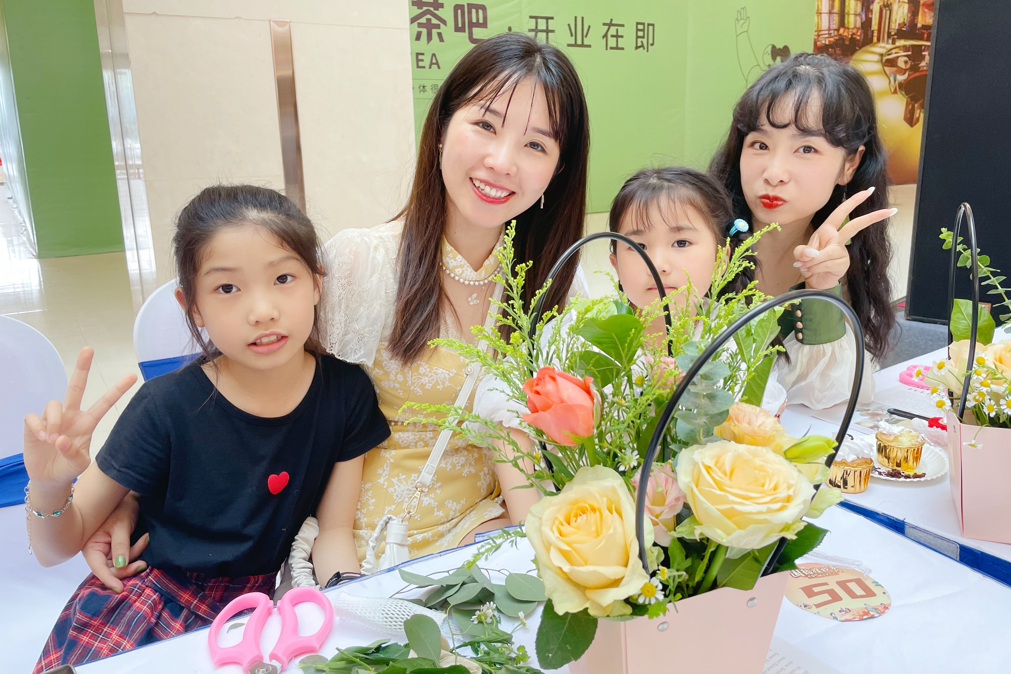 5月9日15时，世纪金源购物中心举办了一场融合国韵秀、旗袍展、插花体验的母亲节专场沙龙，献礼母亲。