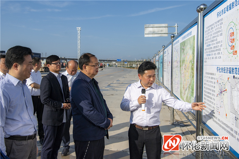 图为汪鸣在怀化西铁路货栈调研。