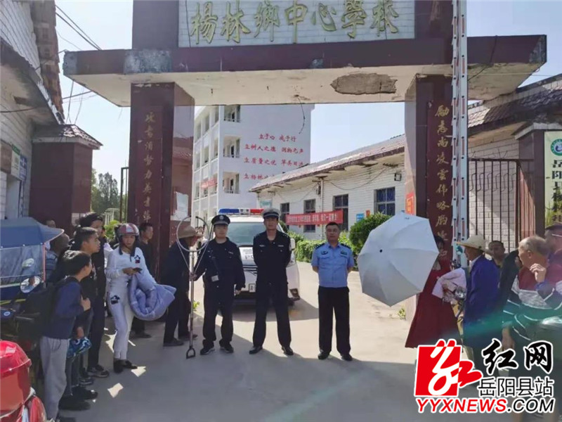 杨林派出所民警在杨林乡中心学校值守护岗.jpg