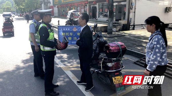图一：整治骑乘时不戴安全头盔交通违法行为.jpg