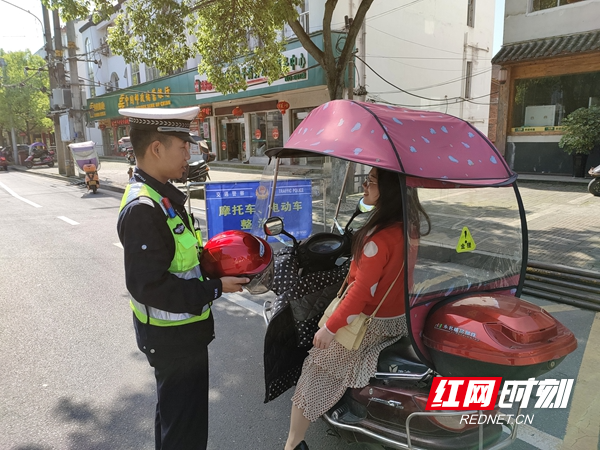 图二：整治不戴安全头盔、打伞等交通违法行为.jpg