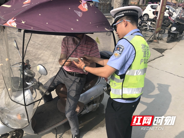 图三：查处与教育相结合，民警指导观看交通安全学习视频.jpg