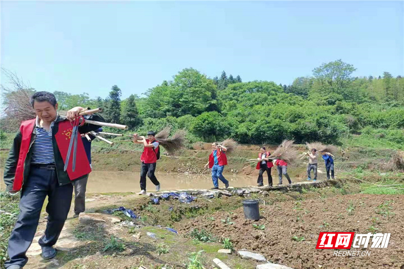 党员干部，为困难群众居家编制的竹扫把统一回收。.jpg