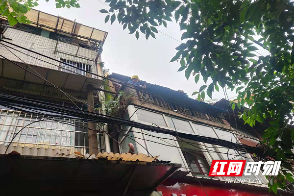 施工人员对违规外棚进行拆除施工.png