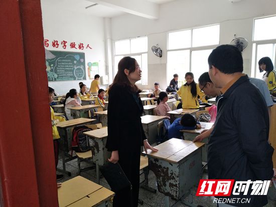 课桌.jpg