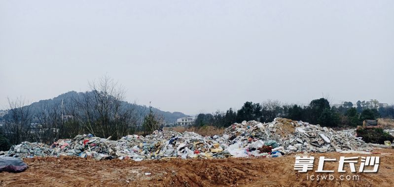 青山环保的白霞片区一度遭遇垃圾渣土蚕食，触目惊心。通讯员 汤代勇 摄