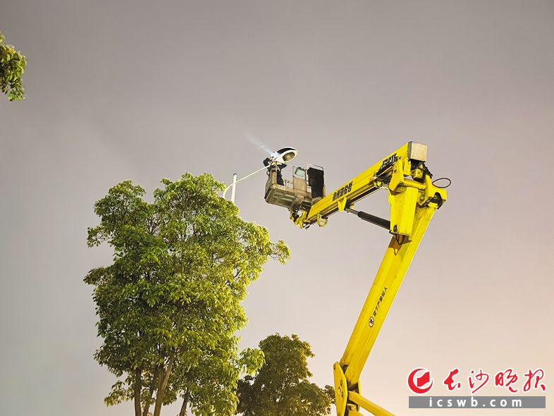 长沙全面开展路灯照明整治，提升城区整体照明效果。 唐朝昭摄