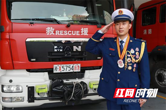 张家界消防员王嘉梁获颁第18届“湖南青年五四奖章”