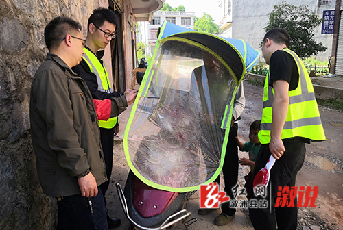 检查摩托车安装太阳伞.jpg