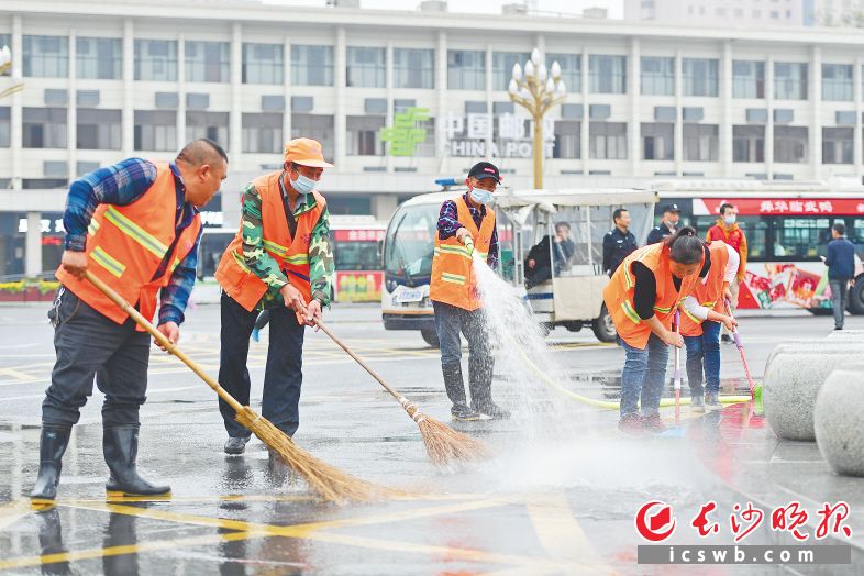 　　市容环境卫生“三大行动”中，环卫部门加大清扫保洁力度，扮靓“城市客厅”。王志伟 摄