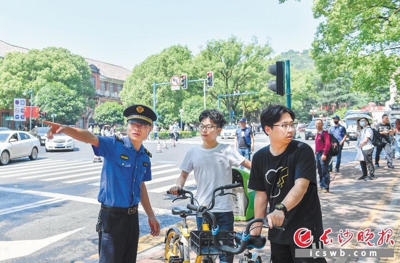 　　岳麓山是长沙的热门“打卡点”，为了维护景区周边良好市容秩序，“城管+志愿者”成为这里的“标配”。余劭劼 摄