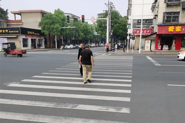 行人闯红灯1.jpg