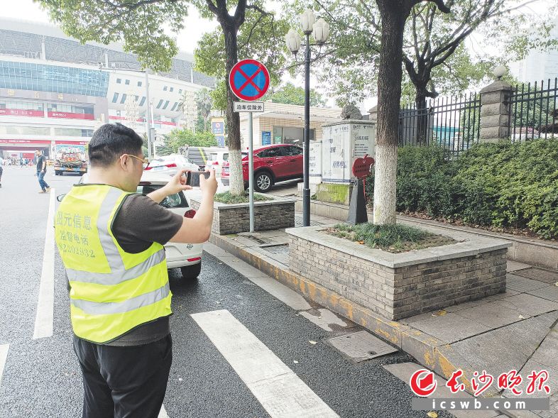 　　全市400余名数字化城管信息采集员下沉至城区627个社区网格，对影响城市环境卫生和市容秩序的突出问题强化信息采集。市城管执法局供图