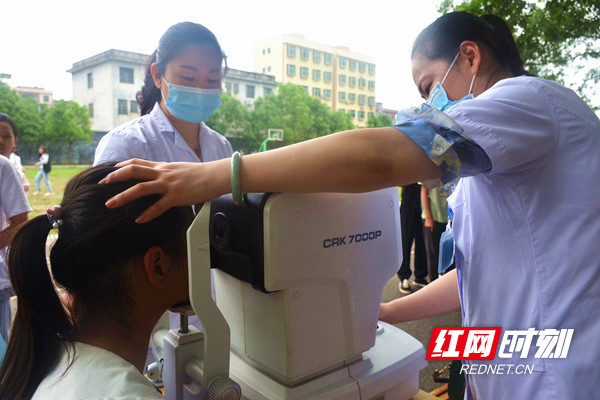 郴州市第一人民医院医护人员为学生进行近视筛查.jpg