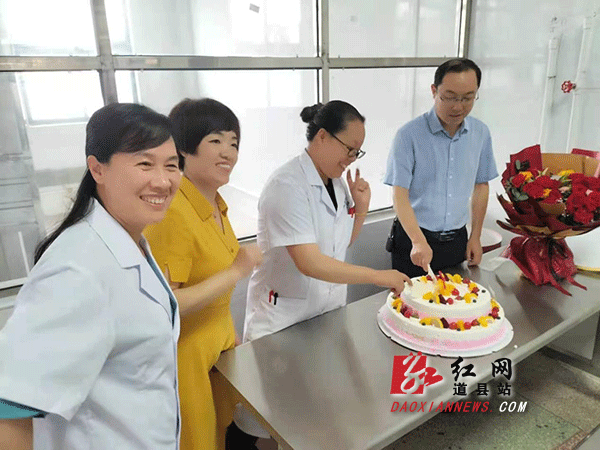 送上蛋糕鲜花等慰问物资.gif