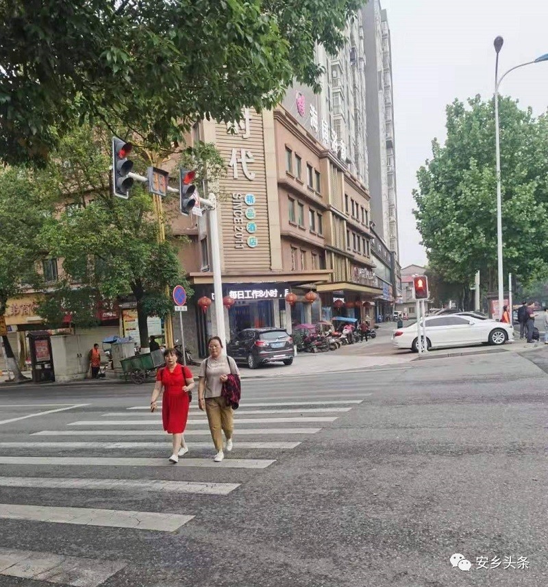 闯红灯.jpg 闯红灯.jpg