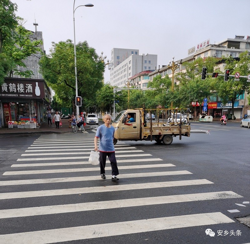 闯红灯1.jpg 闯红灯1.jpg