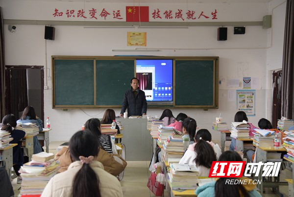 教师正在上课。.jpg