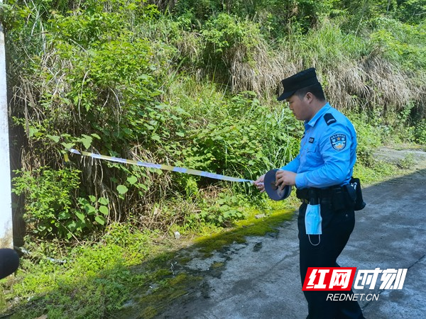 3、拉设警戒线。.jpg