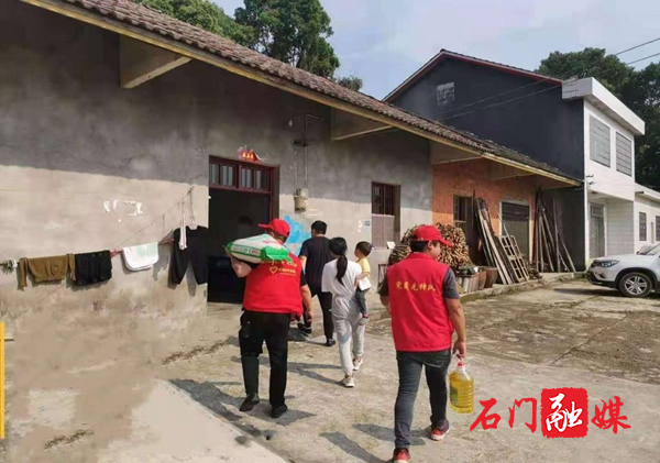 村干部给残疾低保户送慰问品.jpg