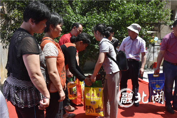 图三活动还为100名残疾朋友发放了米、油、面等物资。.jpg