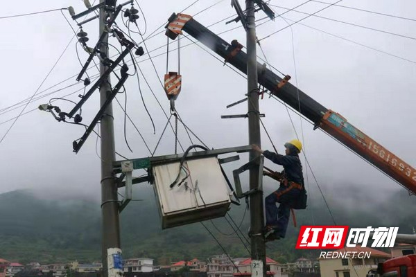 通宵抢修多条受灾供电线路 于19日前全部恢复送电