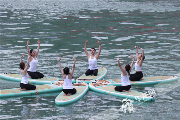 1精彩的水上瑜伽表演。华龙网-新重庆客户端记者 葛彧 摄