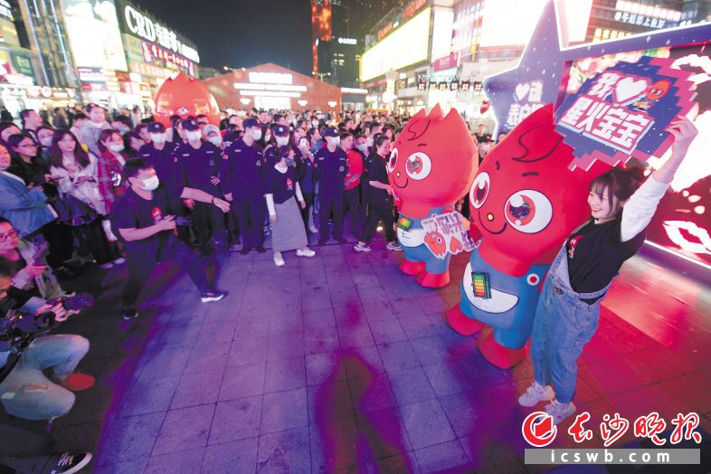 　　5月19日晚，长沙文旅卡通新形象“星火宝宝”与市民游客见面。　　长沙晚报全媒体记者 黄启晴 摄