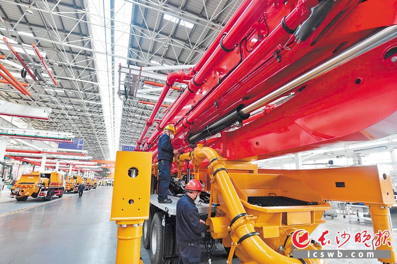 三一重工18号厂房内,工人们在紧张生产.