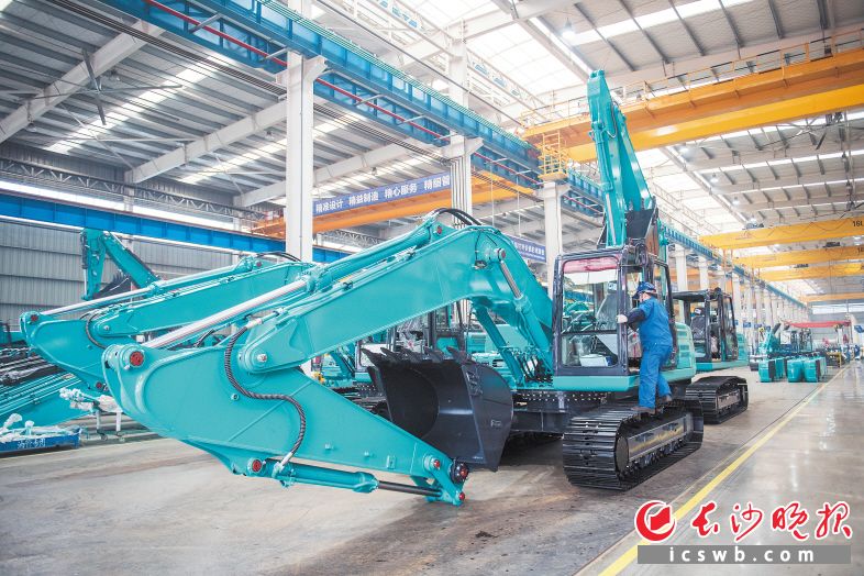 长沙经开区山河工业城中挖车间。长沙晚报全媒体记者 黄启晴 摄