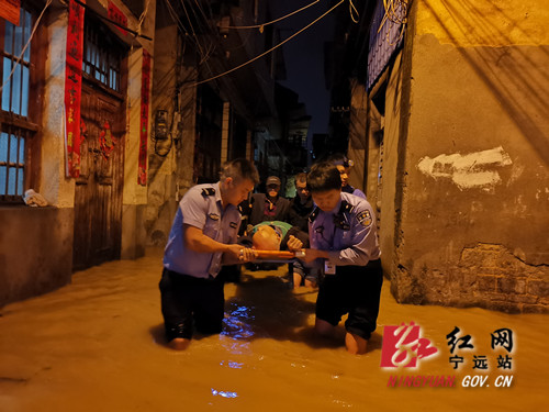 宁远_在洪水中逆行 用行动显担当_副本500.jpg