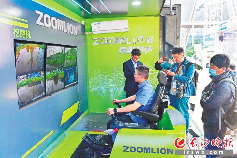 　　中联重科室外展区“5G体验中心”引来众多市民参与体验。