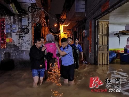 宁远_在洪水中逆行 用行动显担当2_副本500.jpg
