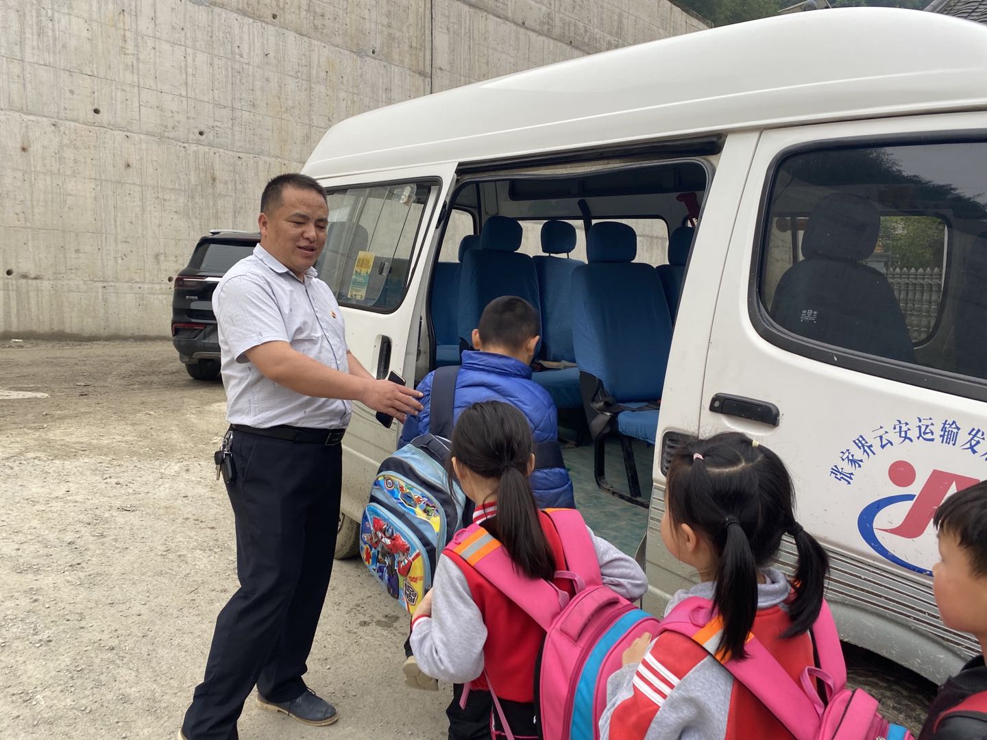 护送孩子上车.jpg 护送孩子上车.jpg
