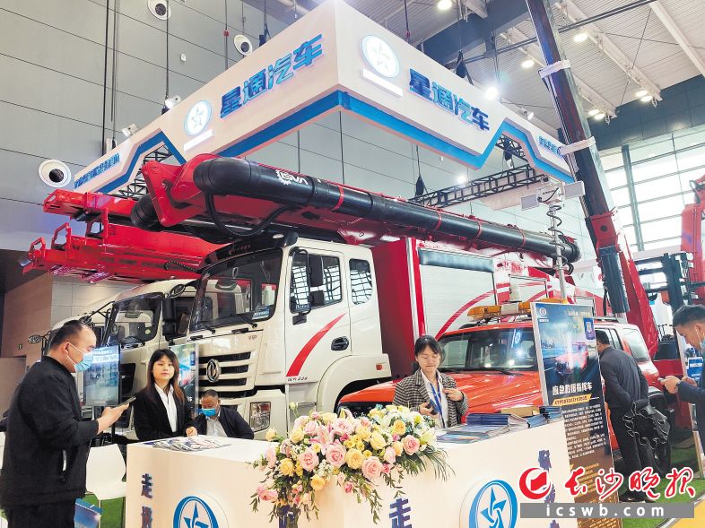 　　星通汽车展出的核酸检测车。   长沙晚报全媒体记者 周辉霞 摄