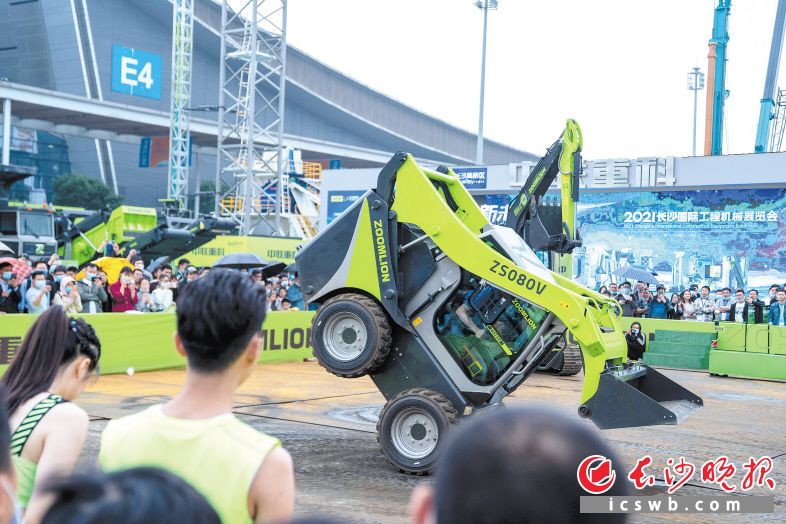 　　中联重科为现场观众送上了一场人机共舞秀。 长沙晚报全媒体记者 邓迪 摄