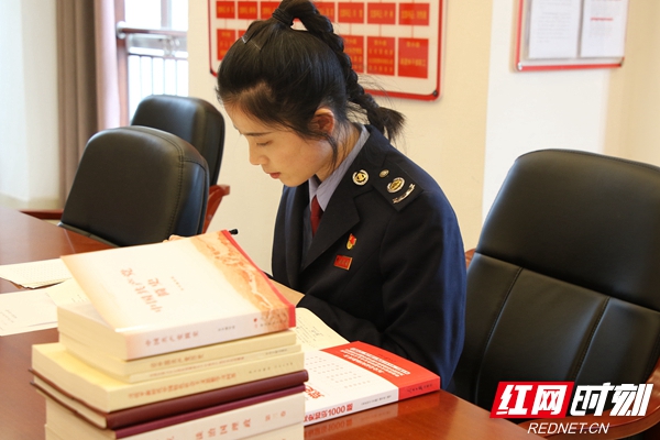 华容县税务局青年干部沈好在学习党史书籍。.jpg