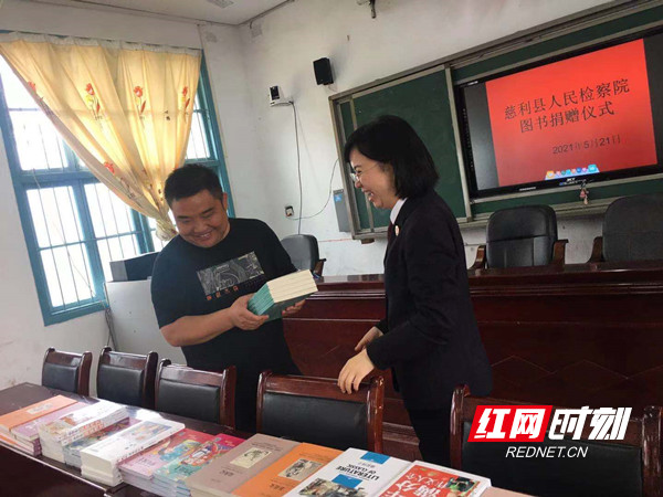 图书捐赠_副本.jpg 图书捐赠_副本.jpg