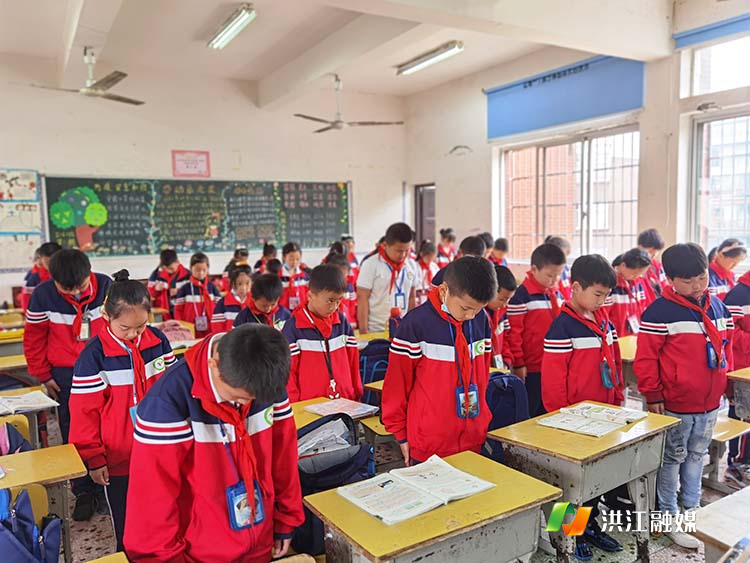 学生集体默哀悼念.jpg