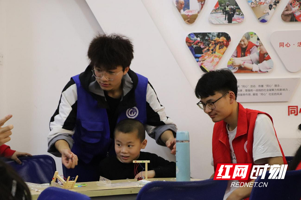 志愿者为青少年讲解实验规范普及光学原理.png