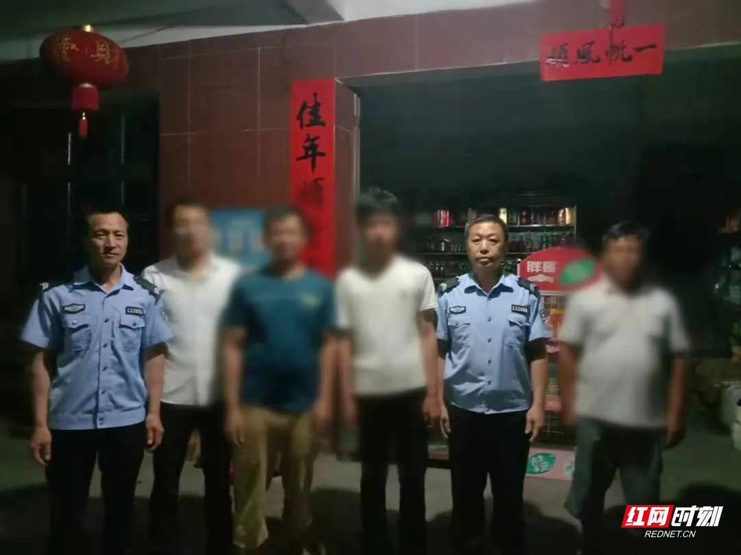 民警帮助村民一家团聚.jpg