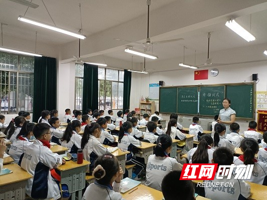 2临武三中学生正在听老师介绍袁隆平院士的生平事迹。.jpg